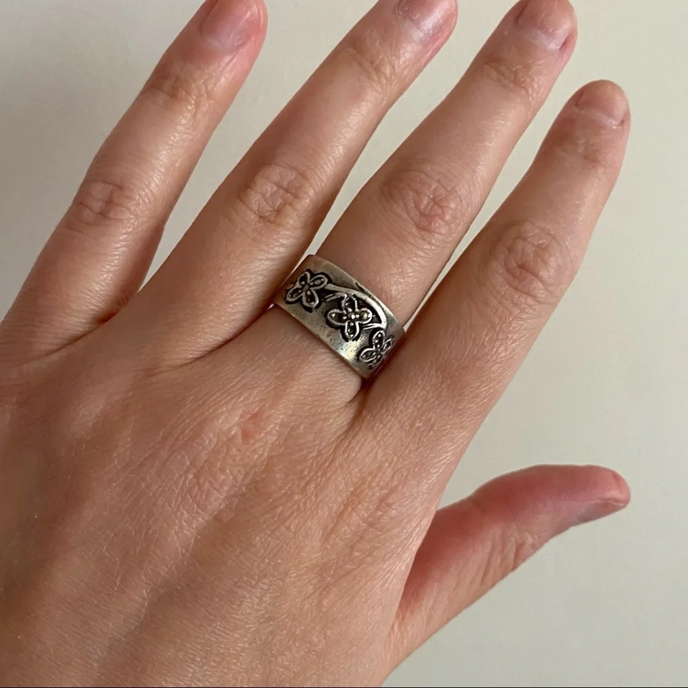 Vintage Silver Band Ring with Three Flowers on Top